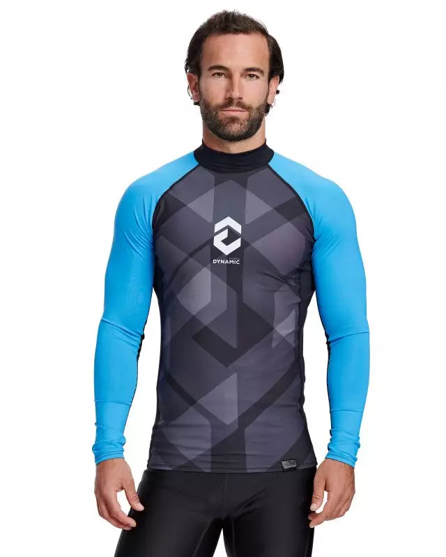 Man wearing DYNAMICNORD blue and black rashguard for UV protection during watersports.